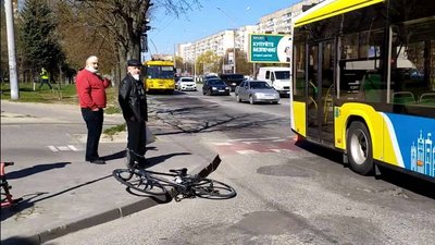 У Львові сталася ДТП за участі тролейбуса та велосипеда У Львові сталася ДТП за участі тролейбуса та велосипеда