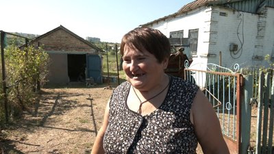 Жителька села Кам'янське йде пішки 16 кілометрів, для того доставити гуманітарну допомогу