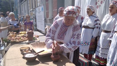 Нематеріальна спадщина України: у Житомирі навчали готувати старовинну обрядову страву крупки та збирали гроші для ЗСУ Нематеріальна спадщина України: у Житомирі навчали готувати старовинну обрядову страву крупки та збирали гроші для ЗСУ