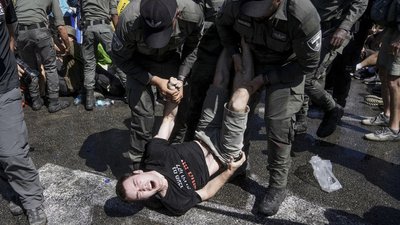 Поліція в Ізраїлі розганяє демонстрантів біля Кнесету 24 липня 2023 року Поліція в Ізраїлі розганяє демонстрантів біля Кнесету 24 липня 2023 року