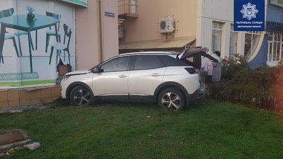 У Херсоні водійка позашляховика напідпитку врізалась у магазин (ФОТО)