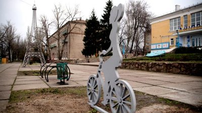 У місті на Дніпропетровщині з’явився арт-об’єкт «Дівчина на велосипеді» (ФОТО) У місті на Дніпропетровщині з’явився арт-об’єкт «Дівчина на велосипеді» (ФОТО)