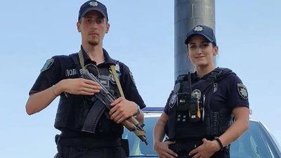 У Житомирі врятували чоловіка, який, імовірно, хотів стрибнути з пішохідного мосту У Житомирі врятували чоловіка, який, імовірно, хотів стрибнути з пішохідного мосту