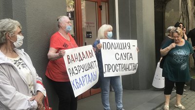Мешканці Одеси перекрили рух транспорту через забудову друкарні Фесенка Мешканці Одеси перекрили рух транспорту через забудову друкарні Фесенка