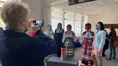 Розписані БПЛА та мотанки людського росту: у черкаському музеї відкрилась доброчинна виставка Розписані БПЛА та мотанки людського росту: у черкаському музеї відкрилась доброчинна виставка