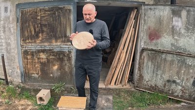 Лікар із Рівного випалює візерунки на дереві струмом у 3000 вольт