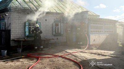 Пожежі на Чернігівщині: вогнеборці врятували з пожежі чоловіка