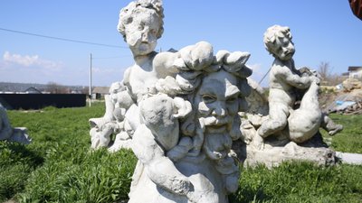 В Одесі відновлюють історичні скульптури з оперного театру В Одесі відновлюють історичні скульптури з оперного театру