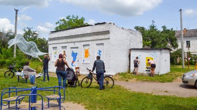 У Пантаївці місцеві жителі розмалювали будинок персонажами з дитячих мультиків