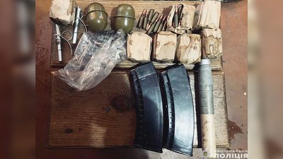 Зброя, гранати, набої, вилучені правоохоронцями у жителів Корюківщини Чернігівської області Зброя, гранати, набої, вилучені правоохоронцями у жителів Корюківщини Чернігівської області