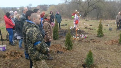 Місце, обране для парку, над водоймою. У майбутньому тут планують встановити капличку. Місце, обране для парку, над водоймою. У майбутньому тут планують встановити капличку.