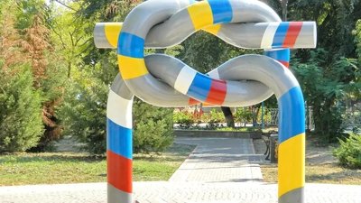 Вузол дружби у Керчі: що окупанти зробили з артобʼєктом про дружбу РФ та України