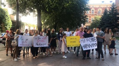 У Чернівцях батьки школярів вимагають дозволити очне навчання в "червоній" зоні