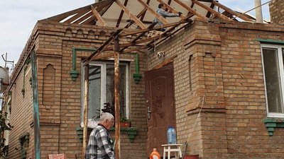 Кропивничани вивозять уламки та вкривають будинки. Третій день після смерчу Кропивничани вивозять уламки та вкривають будинки. Третій день після смерчу