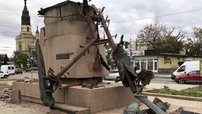 Зруйнований пам’ятний знак працівникам міліції, полеглим в період становлення радянської влади та при захисті Вітчизни, 20 жовтня 2022 року, Миколаїв Зруйнований пам’ятний знак працівникам міліції, полеглим в період становлення радянської влади та при захисті Вітчизни, 20 жовтня 2022 року, Миколаїв