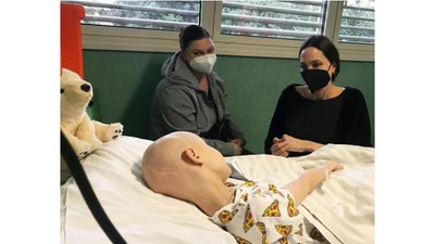 Анджеліна Джолі відвідала маленьких українців у лікарні Італії