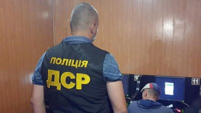 У підпільному казино в Шепетівці грали у покер та на гральних автоматах. Фото: ГУ Нацполіції у Хмельницькй області. У підпільному казино в Шепетівці грали у покер та на гральних автоматах. Фото: ГУ Нацполіції у Хмельницькй області.