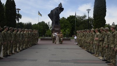 У Тернополі військовослужбовці привітали з одруженням побратима