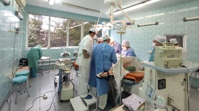 Луцькі лікарі вперше пересадили нирку. Орган сину віддала матір