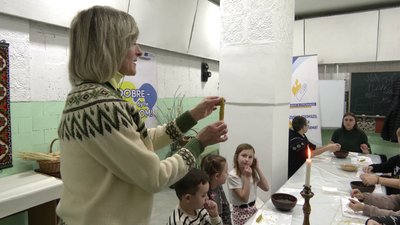 "Ми передаємо це вміння діткам": на
Рівненщині діти виготовляли великодню свічку за старовинним методом "Ми передаємо це вміння діткам": на
Рівненщині діти виготовляли великодню свічку за старовинним методом