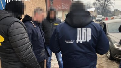 Слідчі ДБР у Львові затримали прикордонника під час отримання хабара