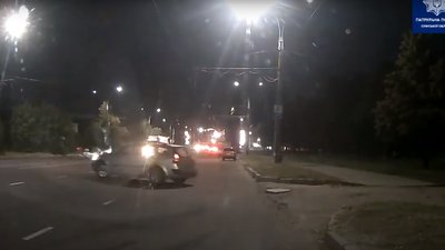 З травмами голови - у лікарні: у Сумах сталася аварія за участю велосипедиста (ВІДЕО)