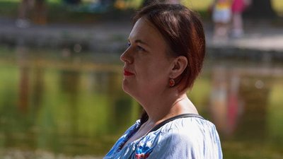 Плетуть вінки та танцюють: у Черкасах почали святкувати Івана Купала Плетуть вінки та танцюють: у Черкасах почали святкувати Івана Купала