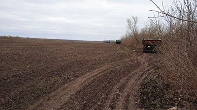 "Війна війною, а треба працювати і жити далі". На Сумщині триває посівна кампанія "Війна війною, а треба працювати і жити далі". На Сумщині триває посівна кампанія