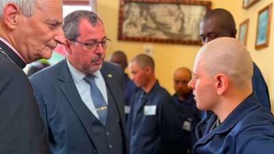 Кардинал Дзуппі під час зустрічі з військовополоненими з РФ