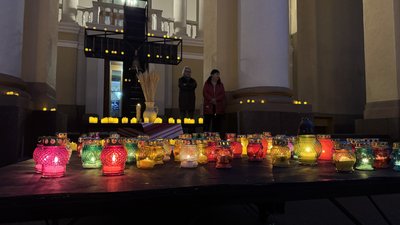 У Полтаві містяни вшанували пам’ять жертв Голодоморів біля театру імені Гоголя У Полтаві містяни вшанували пам’ять жертв Голодоморів біля театру імені Гоголя