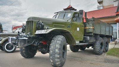 До Долини на фестиваль з’їхалися ретро-автівки До Долини на фестиваль з’їхалися ретро-автівки