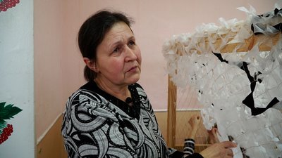 Плетуть сітки, готують батончики, шиють речі для військових: як на прикордонні Чернігівщини ВПО допомагають ЗСУ Плетуть сітки, готують батончики, шиють речі для військових: як на прикордонні Чернігівщини ВПО допомагають ЗСУ