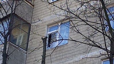 "Беремо плівку, фанерою забили вікна". Як жителі Дніпра долають наслідки обстрілів "Беремо плівку, фанерою забили вікна". Як жителі Дніпра долають наслідки обстрілів