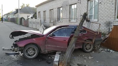 На Житомирщині водій не впорався з керуванням, зніс стовп і врізався в будинок