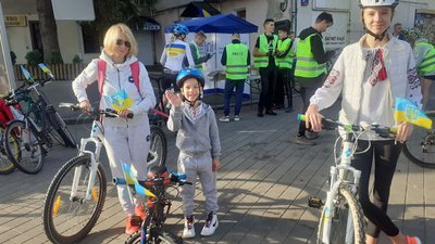 У вишиванках та з прапорцями: у Луцьку влаштували святковий велопробіг У вишиванках та з прапорцями: у Луцьку влаштували святковий велопробіг