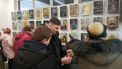 "Мистецтво під час війни": у Вінниці відкрили благодійну виставку на підтримку ЗСУ "Мистецтво під час війни": у Вінниці відкрили благодійну виставку на підтримку ЗСУ