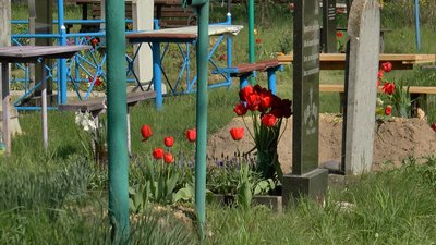 Живі квіти на могилах. Цвинтар у селі Веприк Полтавської області Живі квіти на могилах. Цвинтар у селі Веприк Полтавської області