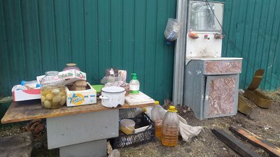 "Приїхали з добром". Жителі В'язового на Сумщині показали зіпсовані росіянами приміщення елеватора