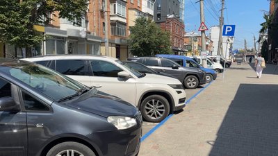 Машини на платному паркувальному майданчику