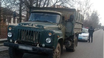 Віз дуб: на Черкащині поліція затримала водія, що перевозив деревину Віз дуб: на Черкащині поліція затримала водія, що перевозив деревину