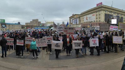 "Дайте працювати": у Харкові протестують бармени, офіціанти та єнот "Дайте працювати": у Харкові протестують бармени, офіціанти та єнот