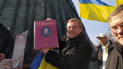 "Тарас — це символ незламності". У знеструмленому Харкові відзначили день народження Шевченка