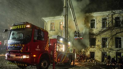 Атака БпЛА на Одесу: пролунали вибухи, пошкоджена багатоповерхівка, є постраждалі Атака БпЛА на Одесу: пролунали вибухи, пошкоджена багатоповерхівка, є постраждалі