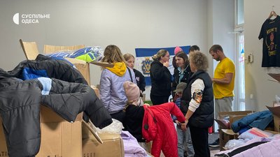 В Одесі переселенцям з Херсонщини роздають куртки В Одесі переселенцям з Херсонщини роздають куртки