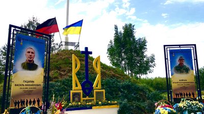 Василь Гуцуляк, Віталій Бойчук, памʼятні банери, село Королівка, Івано-Франківщина