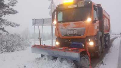 Дорожні служби цілодобово розчищають гірські дороги на Закарпатті