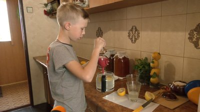 У Луцьку діти продають лимонад, щоб допомогти волонтерам робити сухпайки У Луцьку діти продають лимонад, щоб допомогти волонтерам робити сухпайки