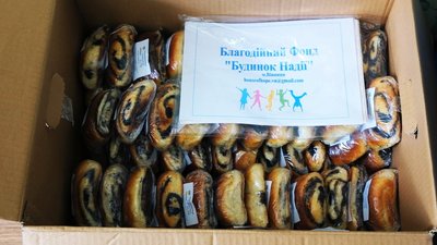 Печуть булочки з маком для українських захисників: як працює кризовий центр у Вінниці Печуть булочки з маком для українських захисників: як працює кризовий центр у Вінниці