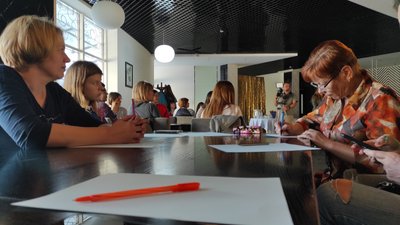 Перетворювали слово на оберіг: у Черкасах жінки гуртом писали листи захисникам