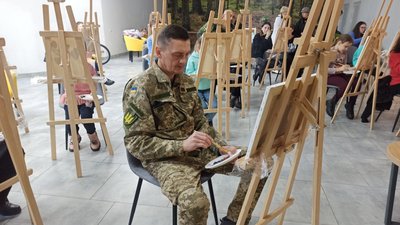 Мистецтво як ліки: для сімей військовослужбовців в Житомирі провели заняття з арттерапії Мистецтво як ліки: для сімей військовослужбовців в Житомирі провели заняття з арттерапії